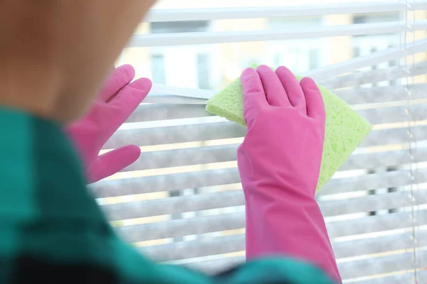 Mujer limpiando persianas de ventana con trapo en el interior, primer plano. Antes y después de la limpieza — Foto de Stock