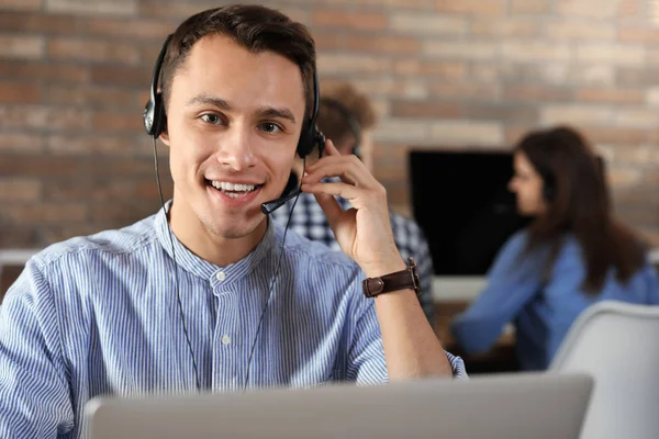 Modern ofis içinde kulaklık işleciyle teknik destek — Stok fotoğraf