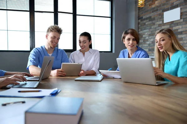 Grupo de estudiantes de medicina inteligentes con aparatos en la universidad — Foto de Stock