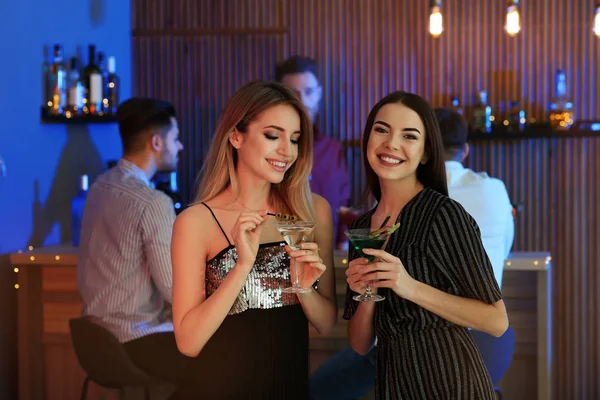 美丽的年轻女子与马提尼鸡尾酒在酒吧 — 图库照片