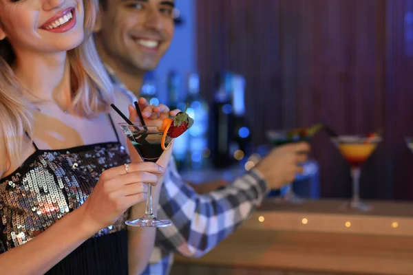 Jovem com copo de martini cocktail no bar, close-up. Espaço para texto — Fotografia de Stock