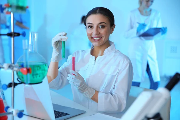 Estudante de medicina trabalhando em laboratório científico moderno — Fotografia de Stock