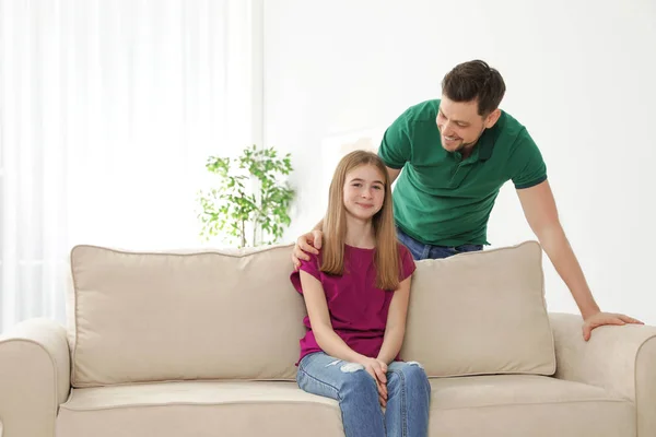 Pai conversando com sua filha adolescente em casa — Fotografia de Stock