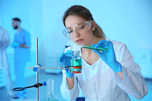 Medical student working in modern scientific laboratory — Stock Photo, Image