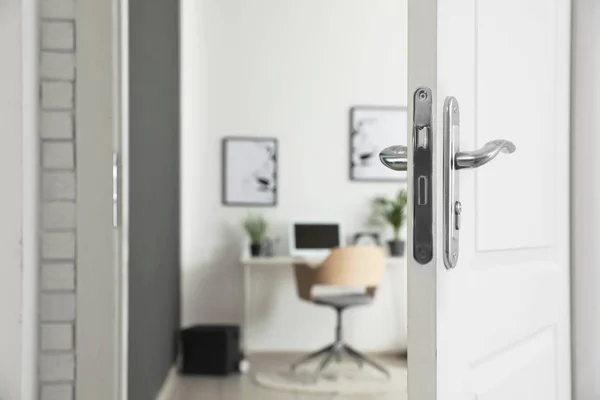 Stílusos otthoni irodai enteriőr, kilátás a nyitott ajtón keresztül — Stock Fotó