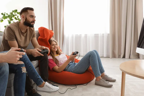 Эмоциональные друзья играют в видеоигры дома — стоковое фото