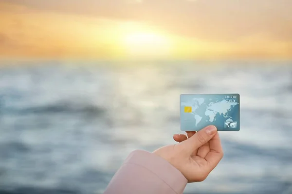 바다에 대한 신용 카드를 들고 여자, 클로즈업보기 — 스톡 사진