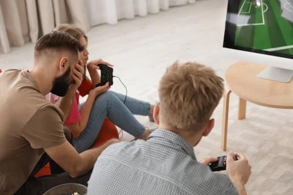 Amigos emocionales jugando videojuegos en casa —  Fotos de Stock
