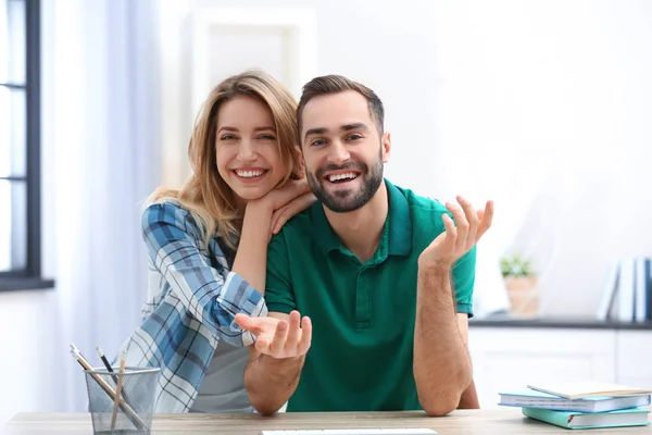 Glückliches Paar nutzt Videochat für Gespräche im Haus — Stockfoto