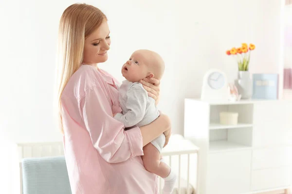 Feliz madre y su bebé en casa — Foto de Stock