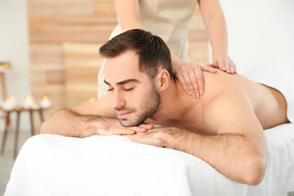 Przystojny mężczyzna odbiera masaż pleców w salonie Spa — Zdjęcie stockowe