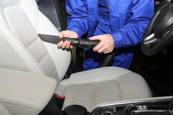 Primer plano de los trabajadores que aspiran asiento de automóvil, vista desde el interior. Servicio de lavado de coches — Foto de Stock