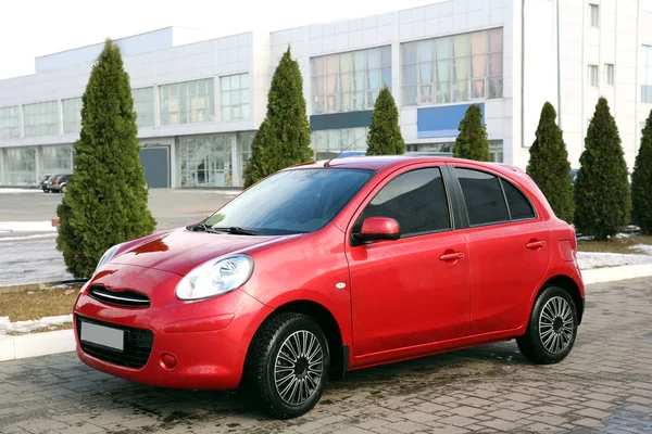 Sauberes Auto auf der Stadtstraße. Autowäsche — Stockfoto