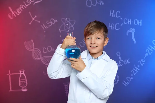서면 화학 공식칠판에 대한 피렌체 플라스크를 들고 있는 여학생 — 스톡 사진
