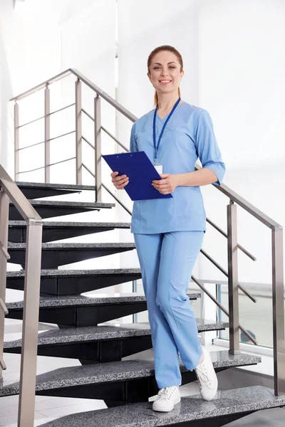 Porträt einer jungen Krankenschwester im Krankenhaus. Arzthelferin — Stockfoto