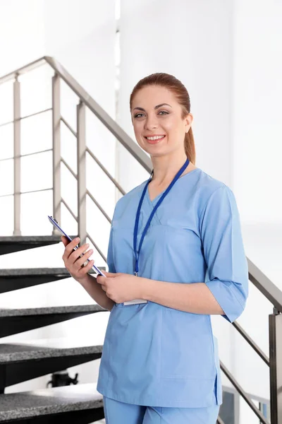 Porträt einer jungen Krankenschwester im Krankenhaus. Arzthelferin — Stockfoto