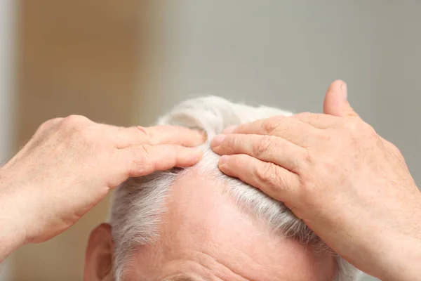 Hombre mayor con problemas de pérdida de cabello en interiores, primer plano — Foto de Stock