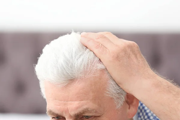 Saç dökülmesi sorunu ile kıdemli adam kapalı, kapatmak — Stok fotoğraf