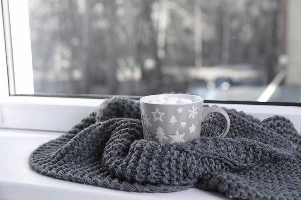 Kop van de winter drinken en gebreide sjaal op Sill. Ruimte voor tekst — Stockfoto