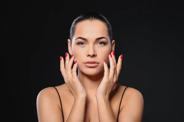 Portret pięknej młodej kobiety z jasnym manicure na czarnym tle. Trendy w pielęgnacji paznokci — Zdjęcie stockowe