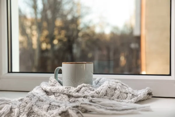 Kop van de winter drinken en gebreide sjaal op Sill. Ruimte voor tekst — Stockfoto