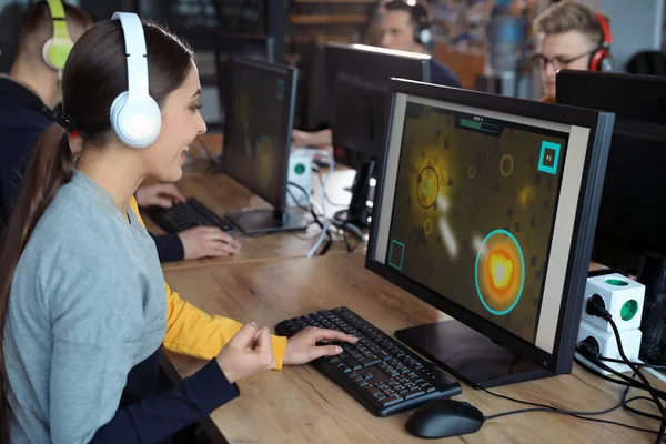 Vrouw spelen video game in Internet Cafe — Stockfoto