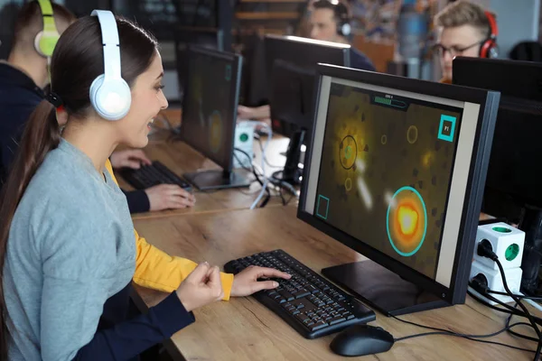 Woman playing video game in internet cafe — Stock Photo, Image