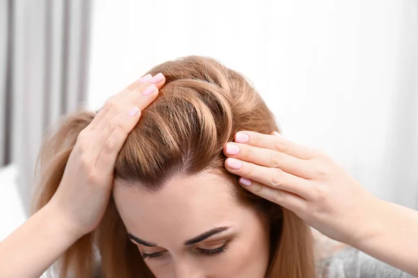 Молодая женщина с проблемой выпадения волос на размытом фоне, крупным планом — стоковое фото