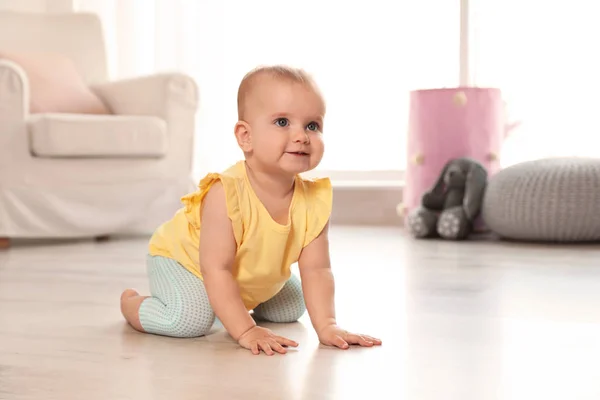 Cute Baby Girl na podłodze w pokoju — Zdjęcie stockowe