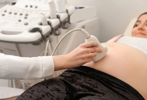 Femme enceinte faisant l'objet d'une échographie en clinique, gros plan — Photo