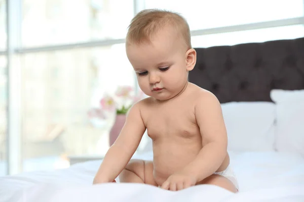 귀여운 아기 에 기저귀 에 침대 에 홈 — 스톡 사진