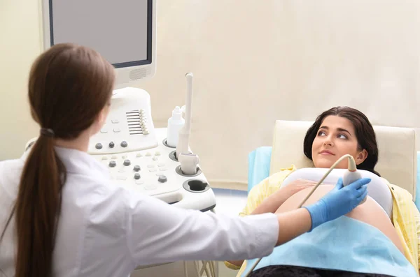 Schwangere unterzieht sich Ultraschalluntersuchung in Klinik — Stockfoto