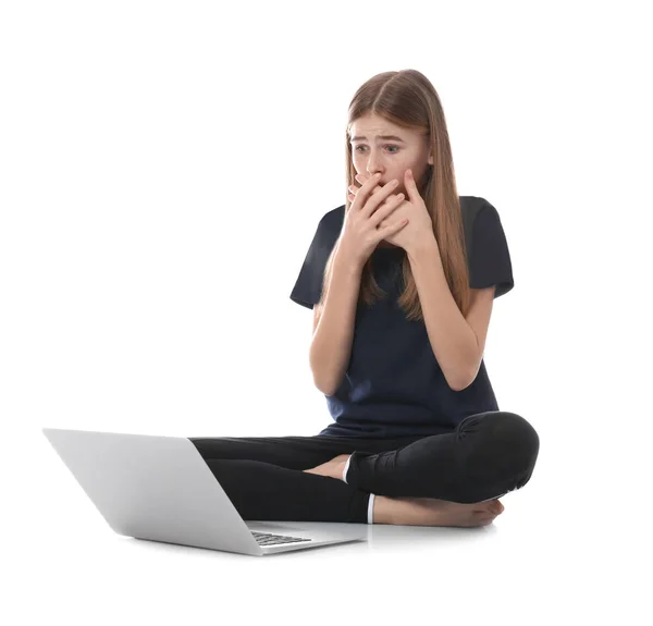 Wstrząśnięty nastoletnią dziewczyną z laptopem na białym tle. Niebezpieczeństwo Internetu — Zdjęcie stockowe