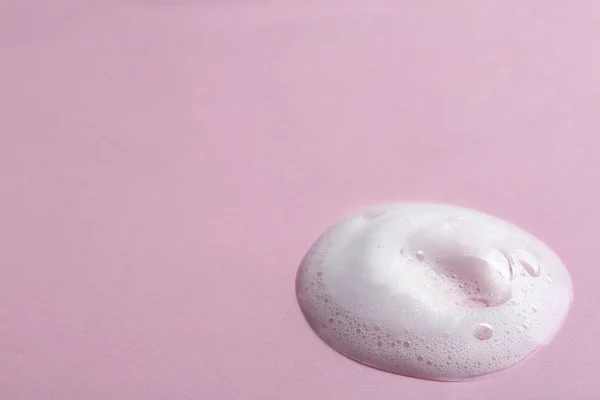 Druppel zeep schuim op kleur achtergrond. Ruimte voor tekst — Stockfoto