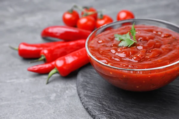 Masa üzerinde maydanoz ve sebze ile sıcak Chili sos kase. Metin alanı — Stok fotoğraf