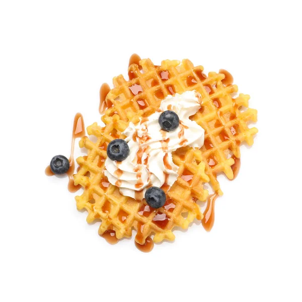 Beyaz arka planda karamel şurubu, krema ve yaban mersini ile lezzetli waffle, üst görünüm — Stok fotoğraf
