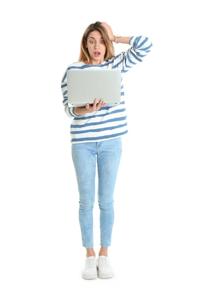 Beyaz arka planda laptop ile Casual kıyafeti şok genç kadın tam uzunlukta portre — Stok fotoğraf