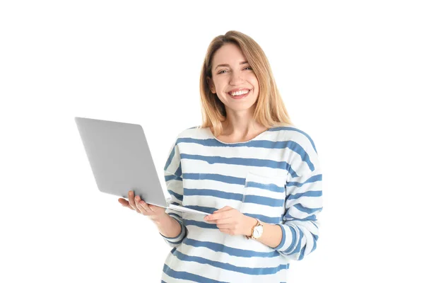 Portret młodej kobiety w stroju casual z laptopem na białym tle — Zdjęcie stockowe