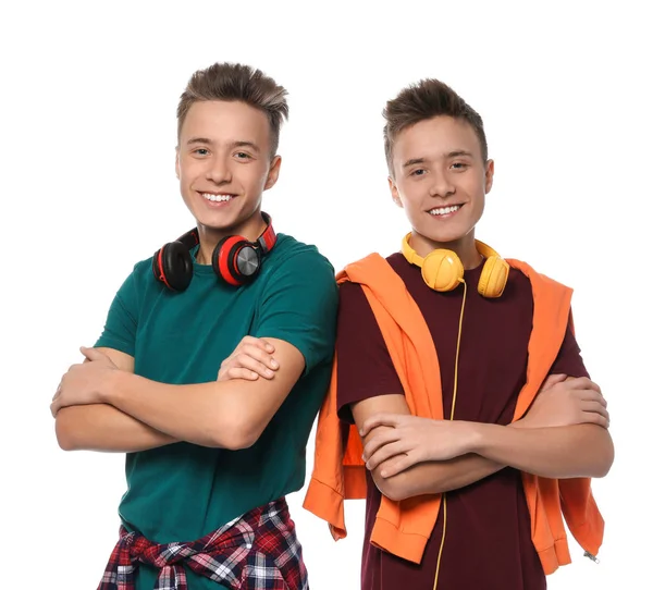 Teenager-Zwillingsbrüder mit Kopfhörern auf weißem Hintergrund — Stockfoto