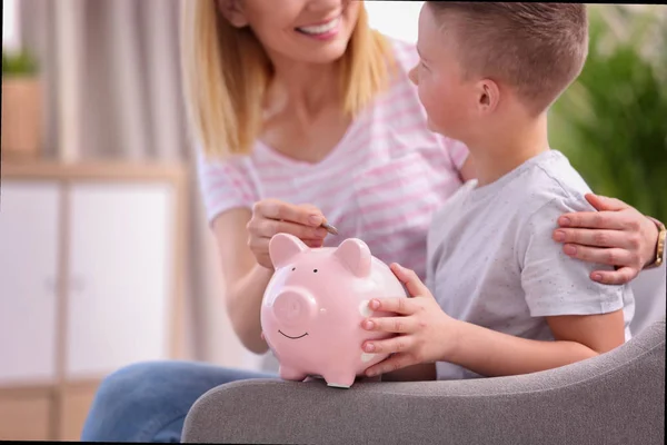 Familie mit Sparschwein und Geld zu Hause — Stockfoto