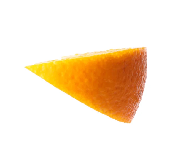 Шматочок стиглого апельсина на білому тлі — стокове фото