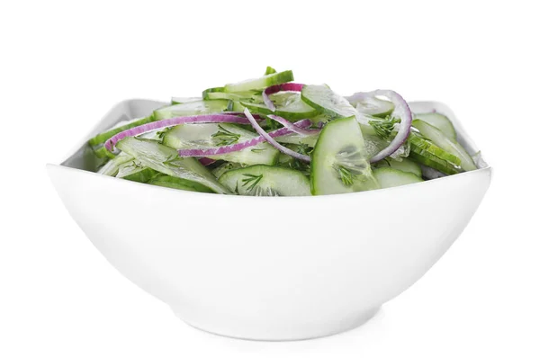 Čerstvý chutný salát s okurkou v misce na bílém pozadí — Stock fotografie