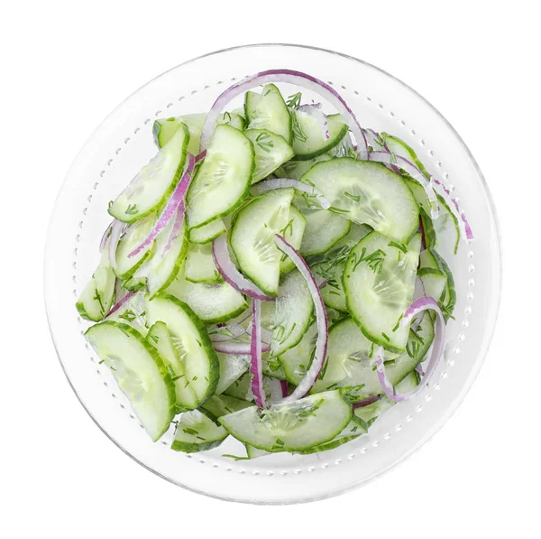 Salade fraîche savoureuse avec concombre dans un bol sur fond blanc, vue sur le dessus — Photo