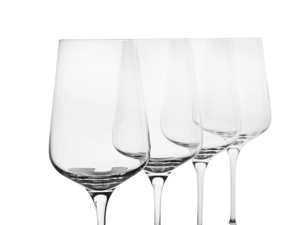 흰색 배경에 빈 투명 와인 잔 — 스톡 사진