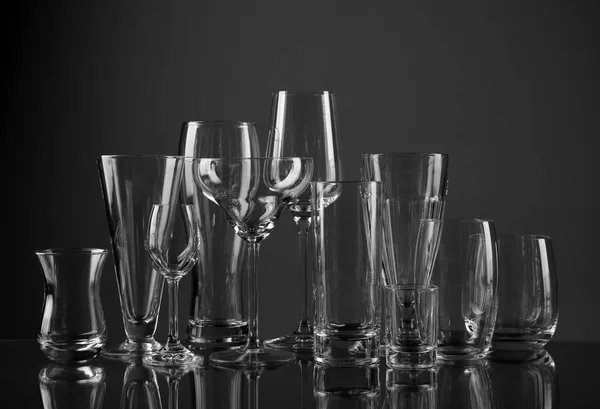 Verres vides pour différentes boissons sur fond sombre — Photo