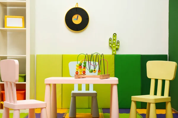 Κομψό εσωτερικό σε αίθουσα παιχνιδιών με τραπέζι και καρέκλες — Φωτογραφία Αρχείου
