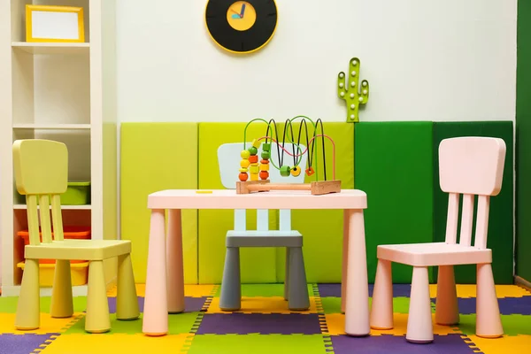 Elegante sala de juegos interior con mesa y sillas — Foto de Stock