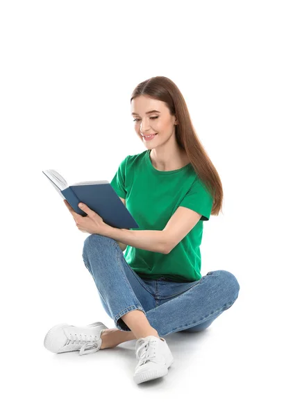 Молодая женщина читает книгу на белом фоне — стоковое фото