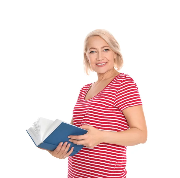 Wanita senior membaca buku dengan latar belakang putih — Stok Foto