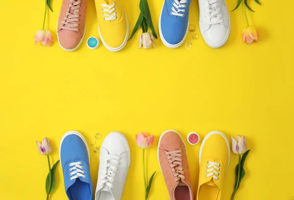 Composición plana con diferentes zapatillas y accesorios sobre fondo de color, espacio para texto. Aspecto de moda primavera — Foto de Stock